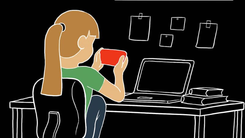 Tegneserieillustrasjon av en person med hestehale som sitter ved et skrivebord og holder en rød telefon. På veggen i bakgrunnen henger en bærbar datamaskin, to bøker og flere papirer. Den overordnede stilen er minimalistisk med svarte og hvite konturer.