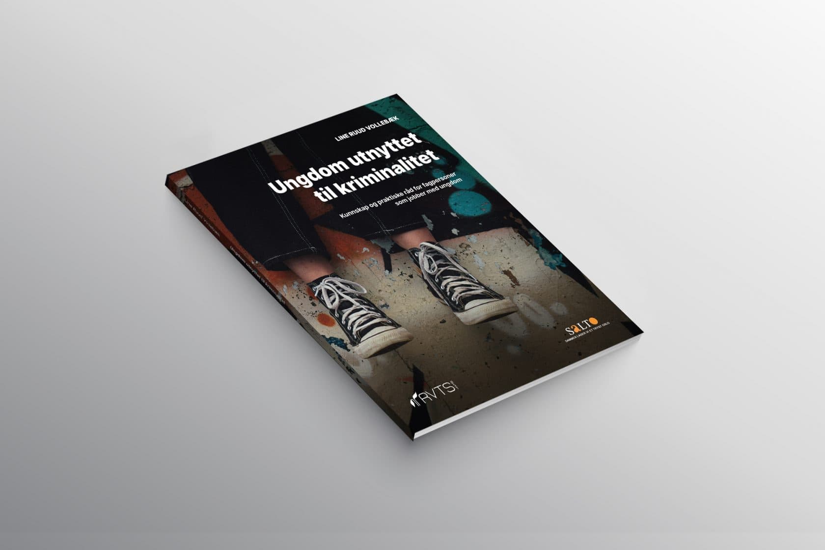 En bok med tittelen Ungdom utgivet til kriminalitet med et forsidebilde som viser et nærbilde av en person i svarte og hvite joggesko som står i en gate med graffiti.