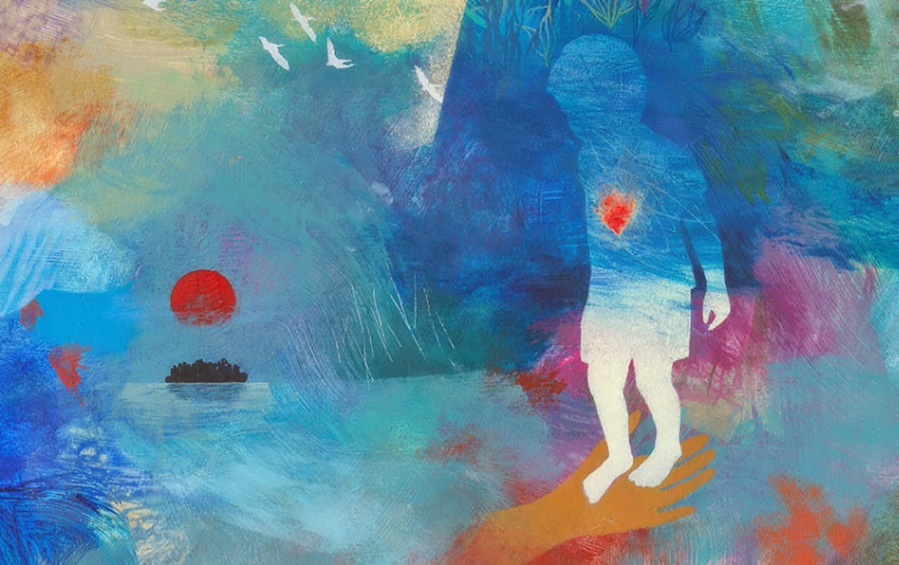 Et fargerikt, abstrakt maleri viser en barnesilhuett med et glødende hjerte som står på en utstrakt hånd. Fugler flyr på himmelen, og en rød sol går ned over en liten båt på vannet, noe som gir assosiasjoner til håp og beskyttelse.